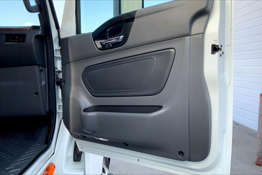 2021 CUM LT625 6×4 Sleeper