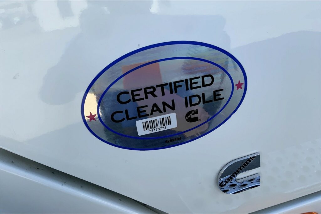 2021 CUM LT625 6×4 Sleeper