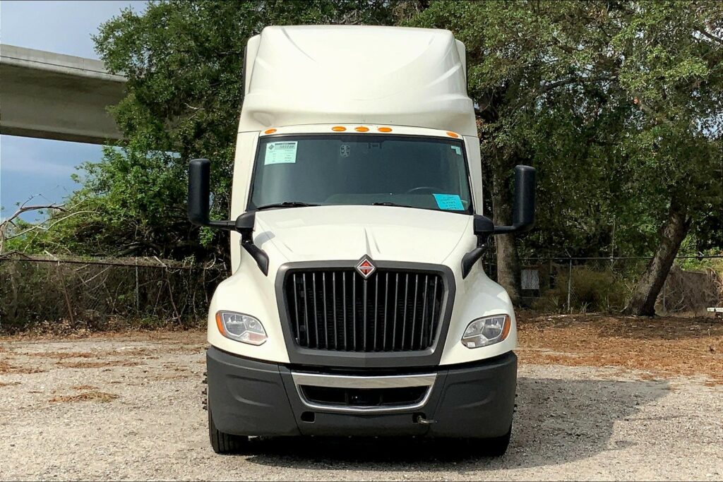 2022 CUM LT625 6×4 Sleeper