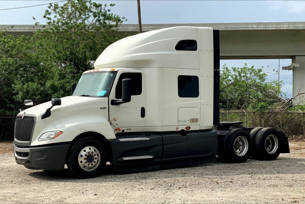 2022 CUM LT625 6×4 Sleeper