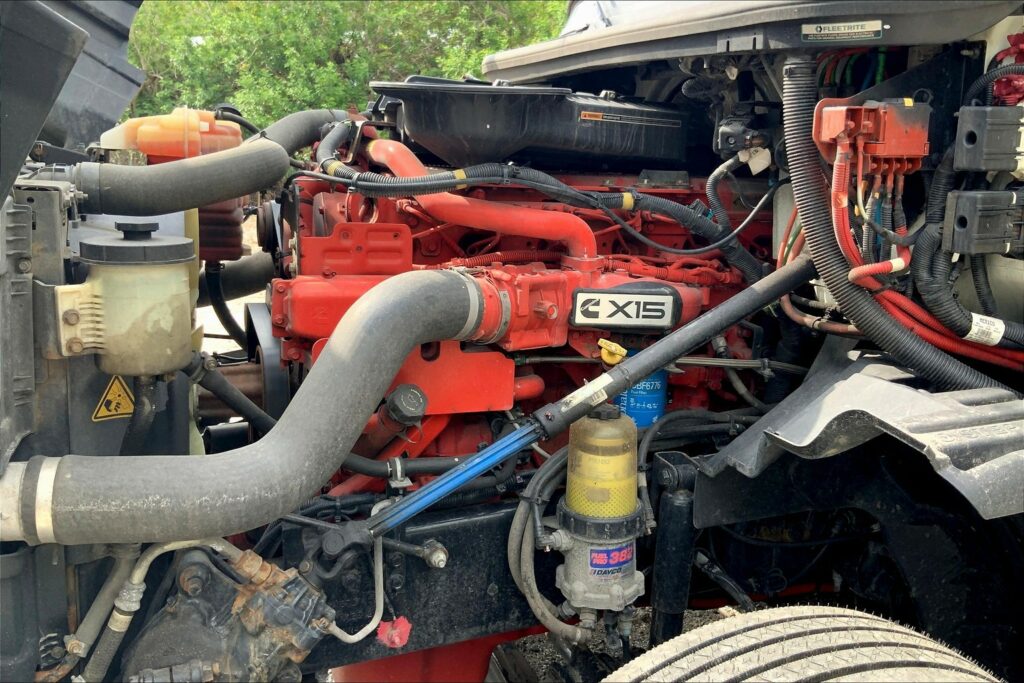 2022 CUM LT625 6×4 Sleeper