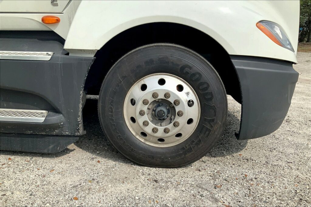 2022 CUM LT625 6×4 Sleeper