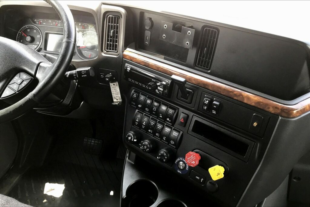 2021 CUM LT625 6×4 Sleeper