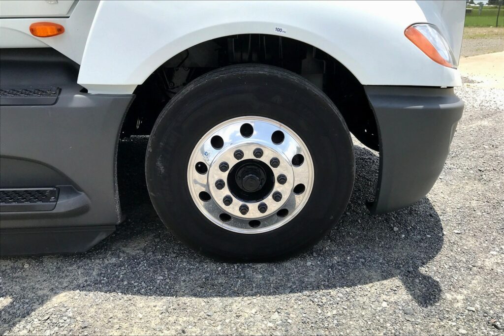 2021 CUM LT625 6×4 Sleeper