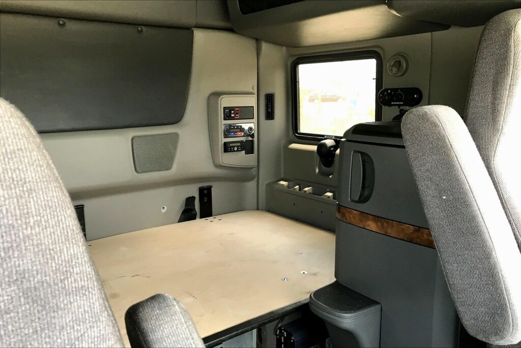 2021 CUM LT625 6×4 Sleeper