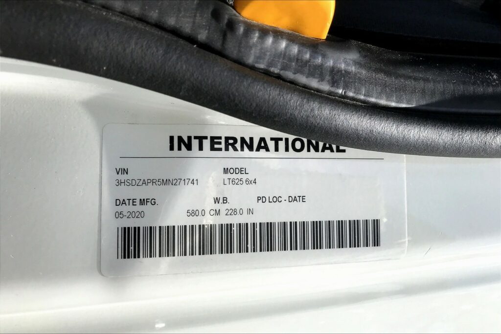 2021 CUM LT625 6×4 Sleeper