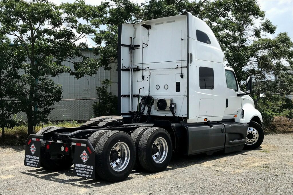 2021 CUM LT625 6×4 Sleeper