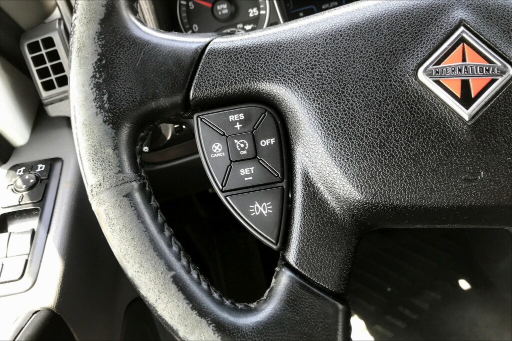 2021 CUM LT625 6×4 Sleeper