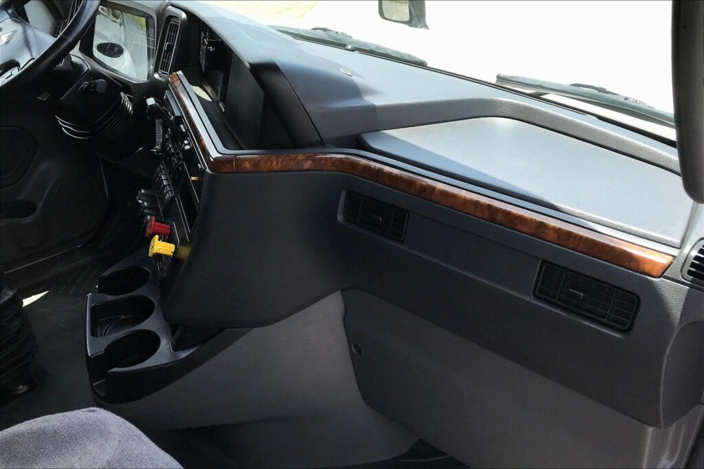 2021 CUM LT625 6×4 Sleeper