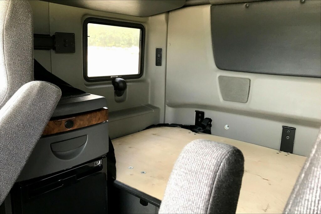 2021 CUM LT625 6×4 Sleeper