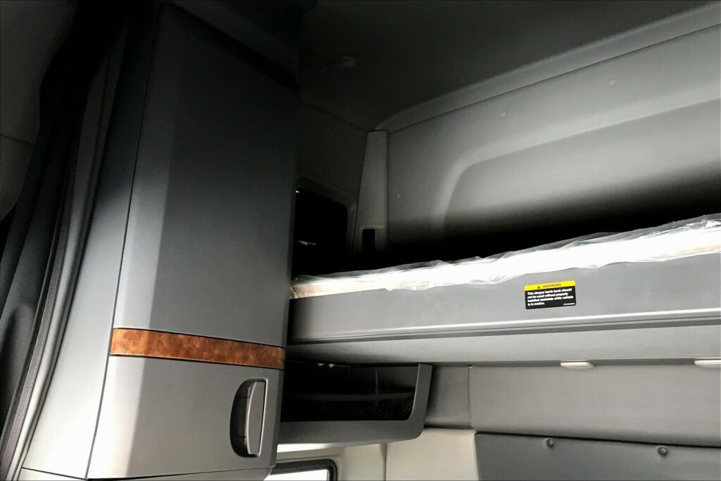 2021 CUM LT625 6×4 Sleeper