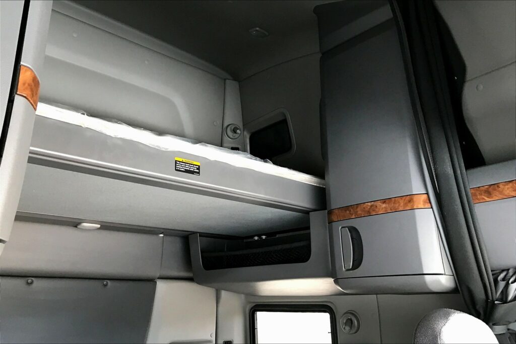 2021 CUM LT625 6×4 Sleeper