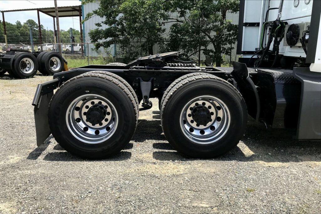 2021 CUM LT625 6×4 Sleeper