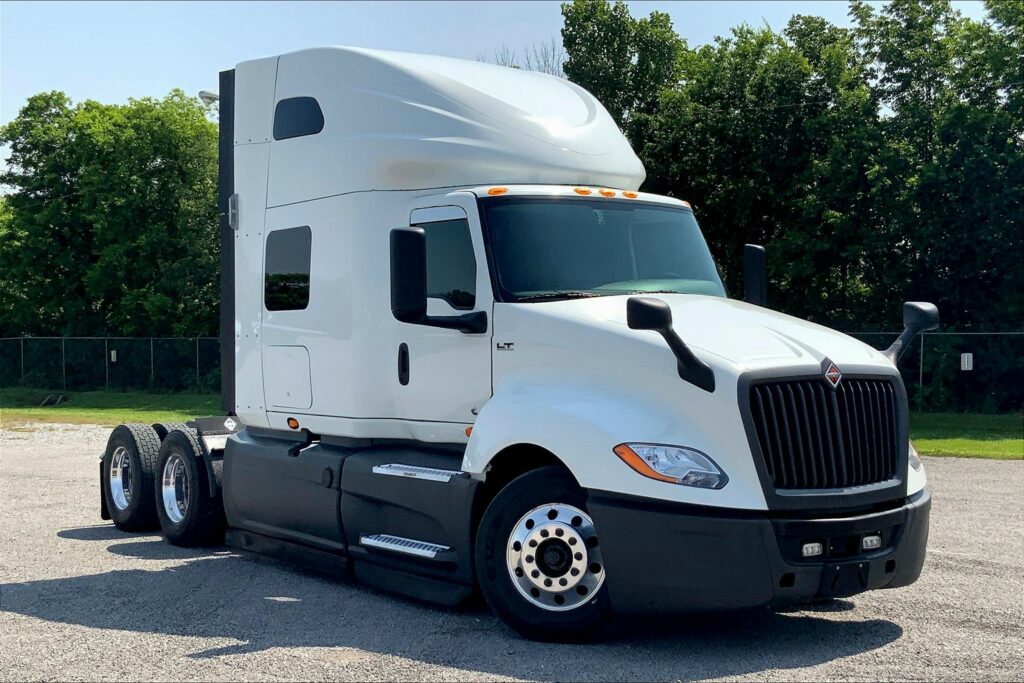 2021 CUM LT625 6×4 Sleeper