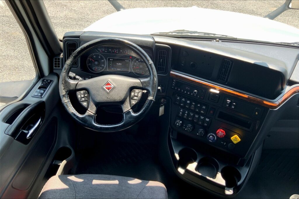 2021 CUM LT625 6×4 Sleeper