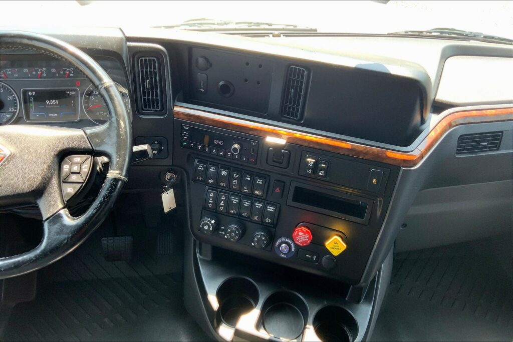 2021 CUM LT625 6×4 Sleeper