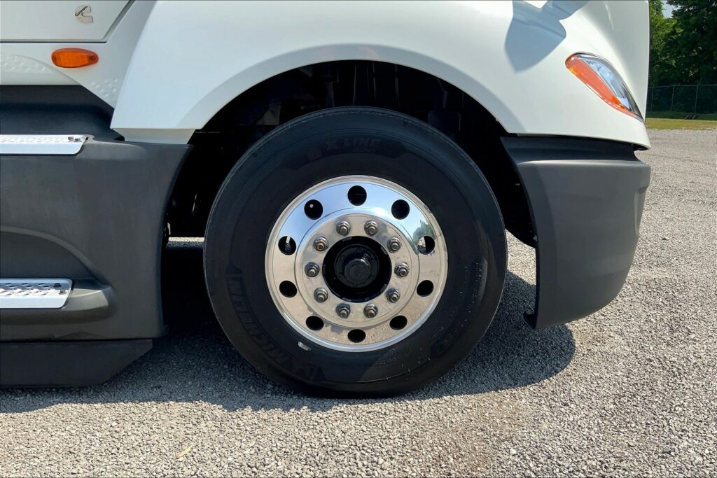 2021 CUM LT625 6×4 Sleeper