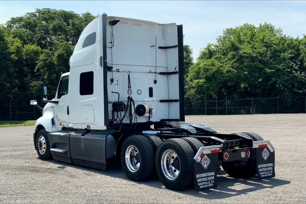 2021 CUM LT625 6×4 Sleeper
