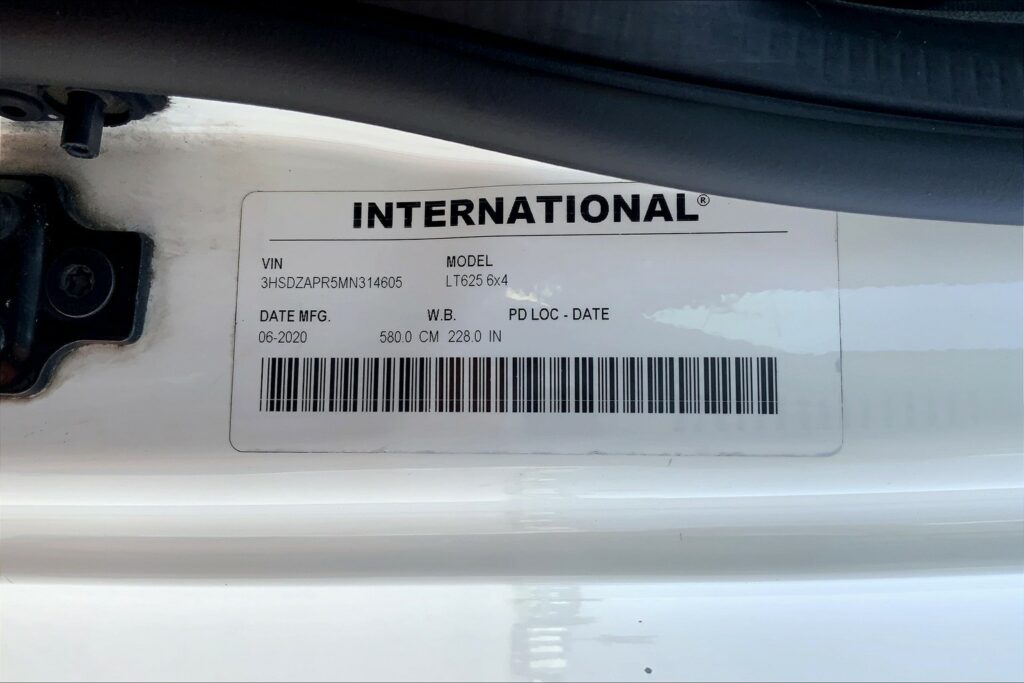 2021 CUM LT625 6×4 Sleeper