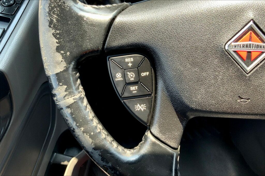 2021 CUM LT625 6×4 Sleeper