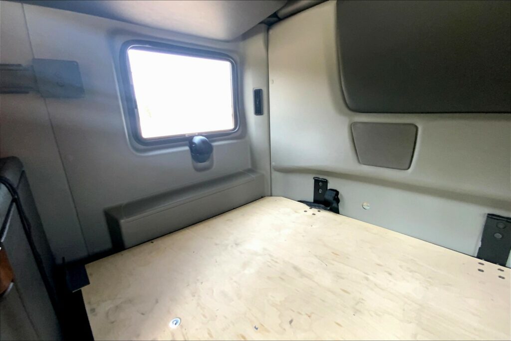 2021 CUM LT625 6×4 Sleeper