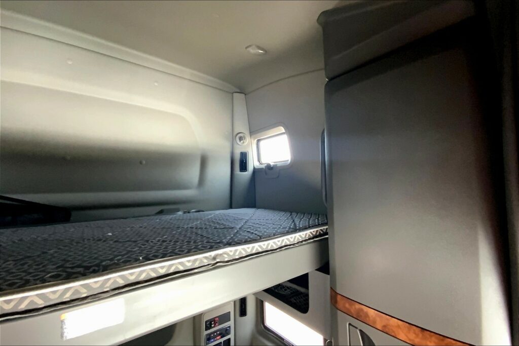 2021 CUM LT625 6×4 Sleeper