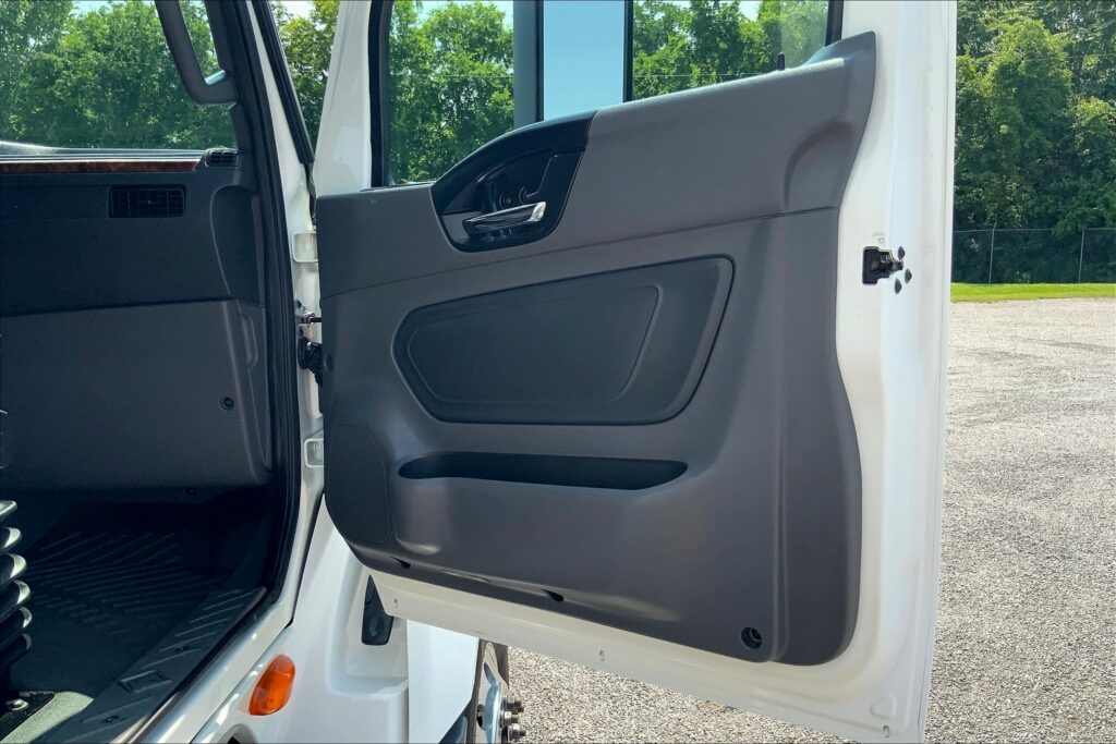 2021 CUM LT625 6×4 Sleeper