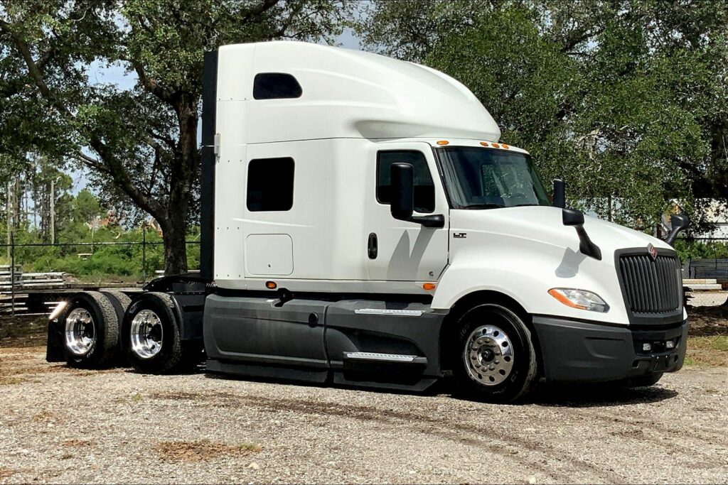 2021 CUM LT625 6×4 Sleeper