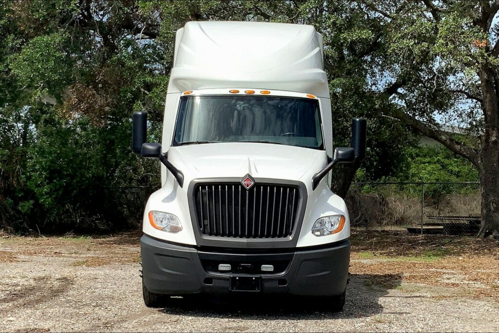 2021 CUM LT625 6×4 Sleeper