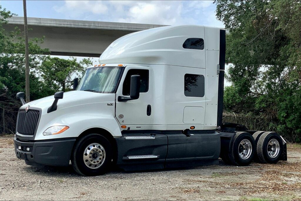 2021 CUM LT625 6×4 Sleeper