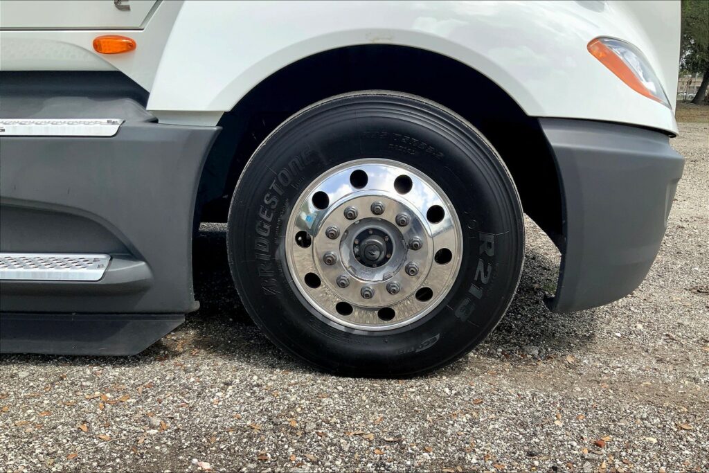 2021 CUM LT625 6×4 Sleeper