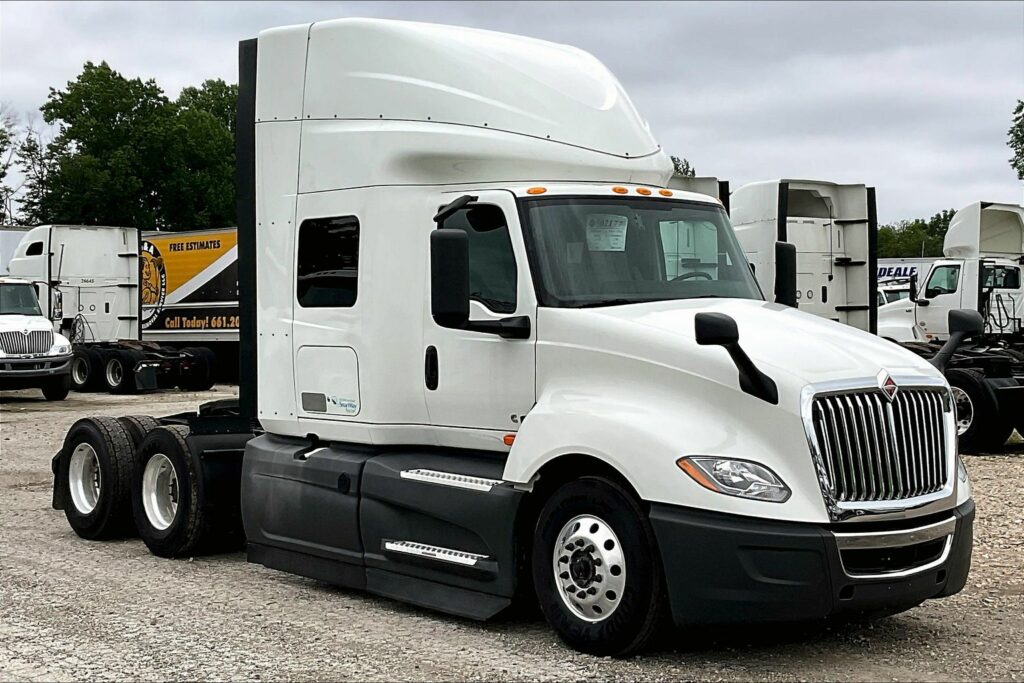 2022 CUM LT625 6×4 Sleeper