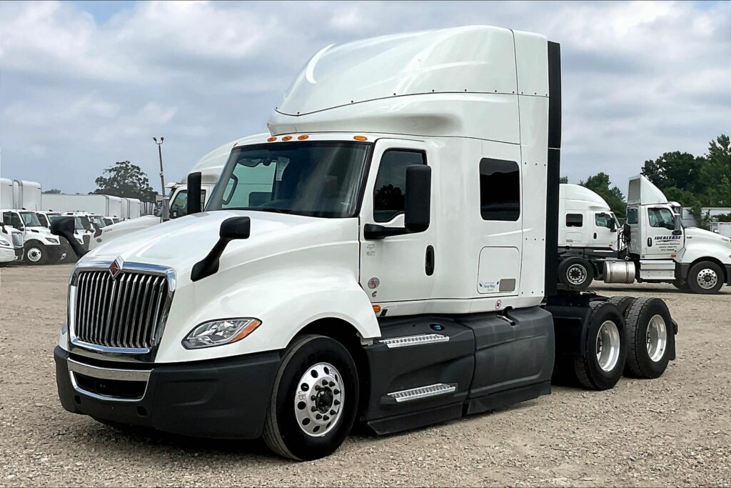 2022 CUM LT625 6×4 Sleeper