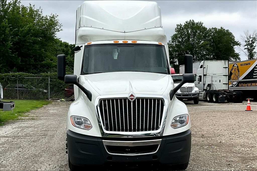 2022 CUM LT625 6×4 Sleeper