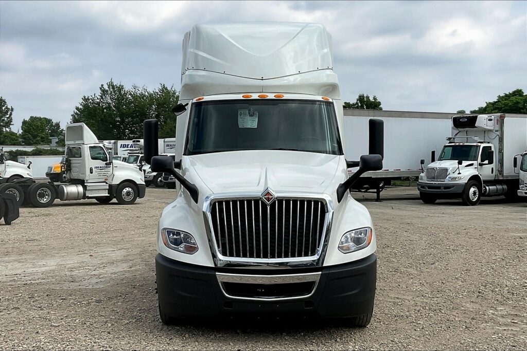 2022 CUM LT625 6×4 Sleeper