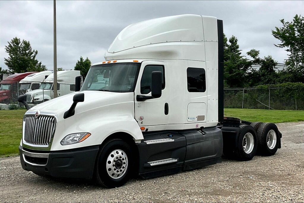 2022 CUM LT625 6×4 Sleeper