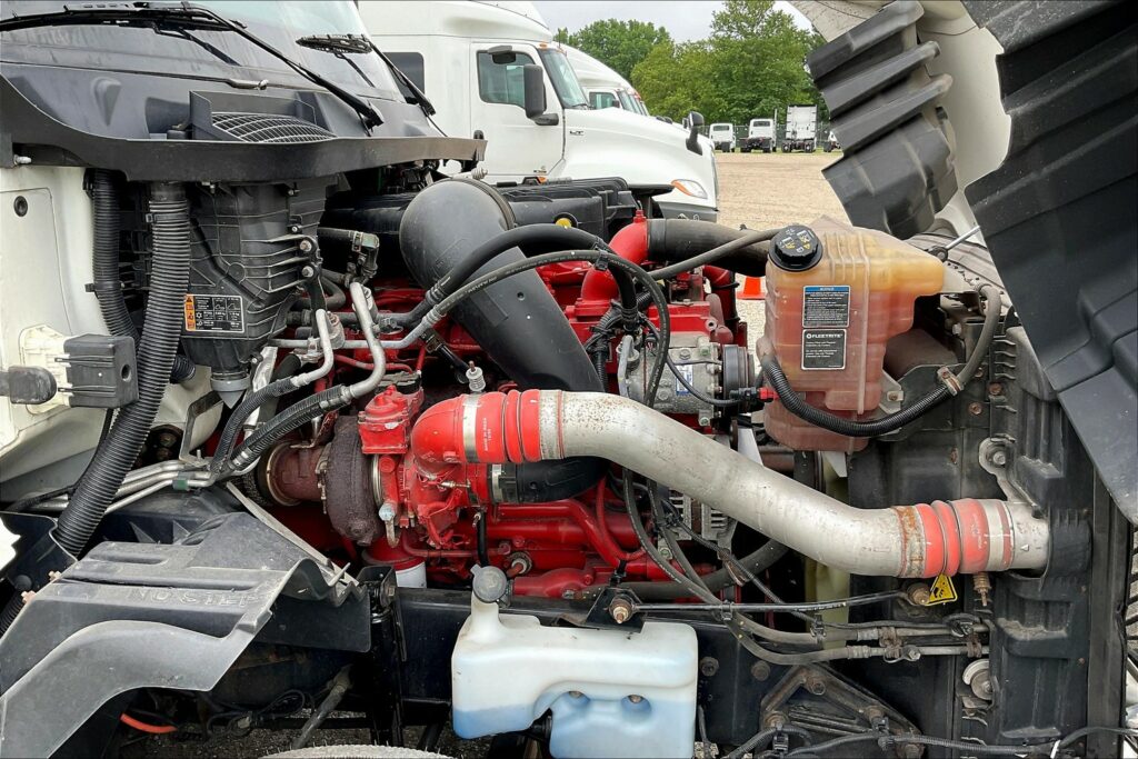 2022 CUM LT625 6×4 Sleeper