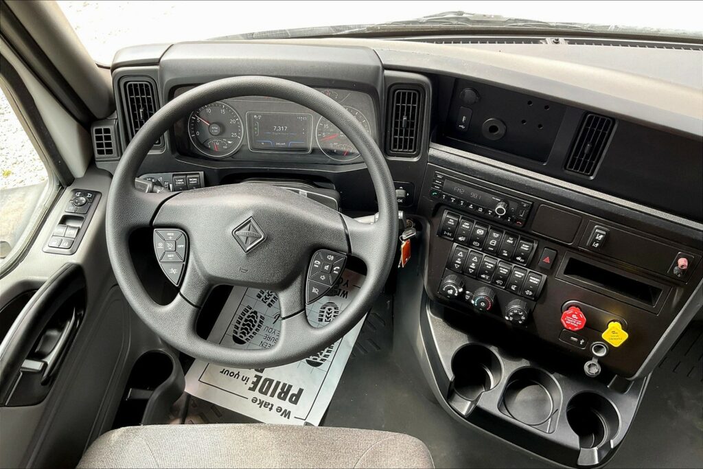 2022 CUM LT625 6×4 Sleeper