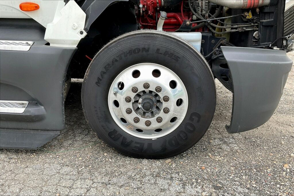 2022 CUM LT625 6×4 Sleeper