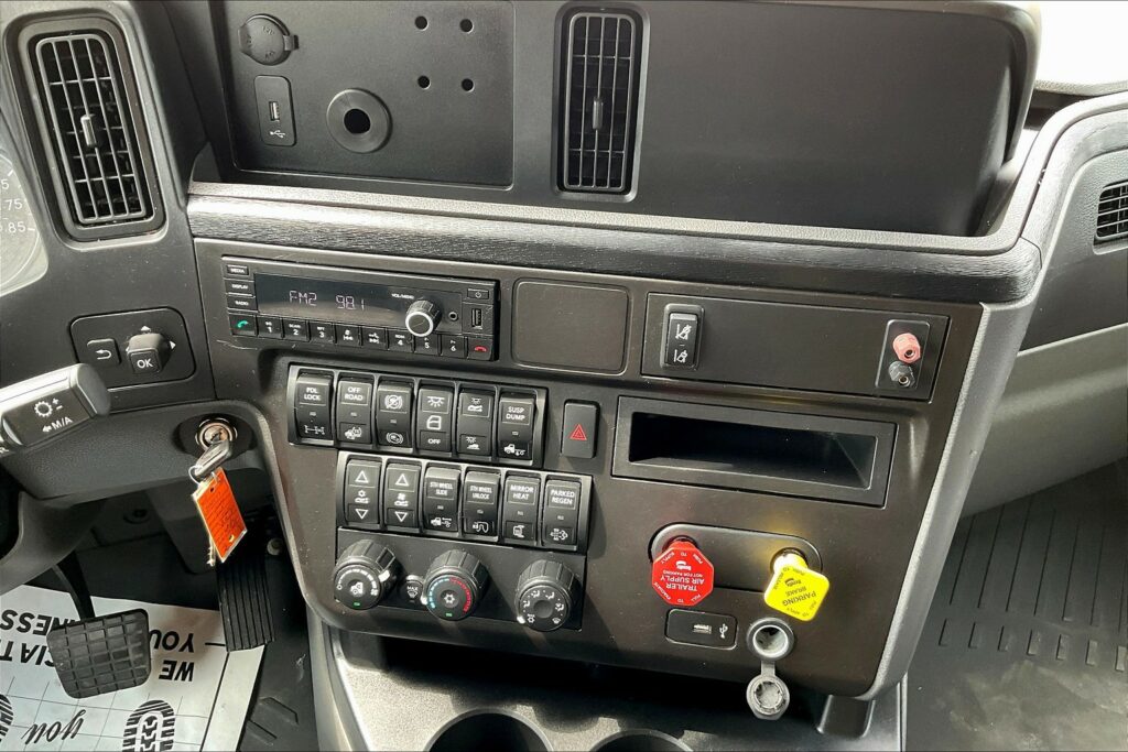 2022 CUM LT625 6×4 Sleeper