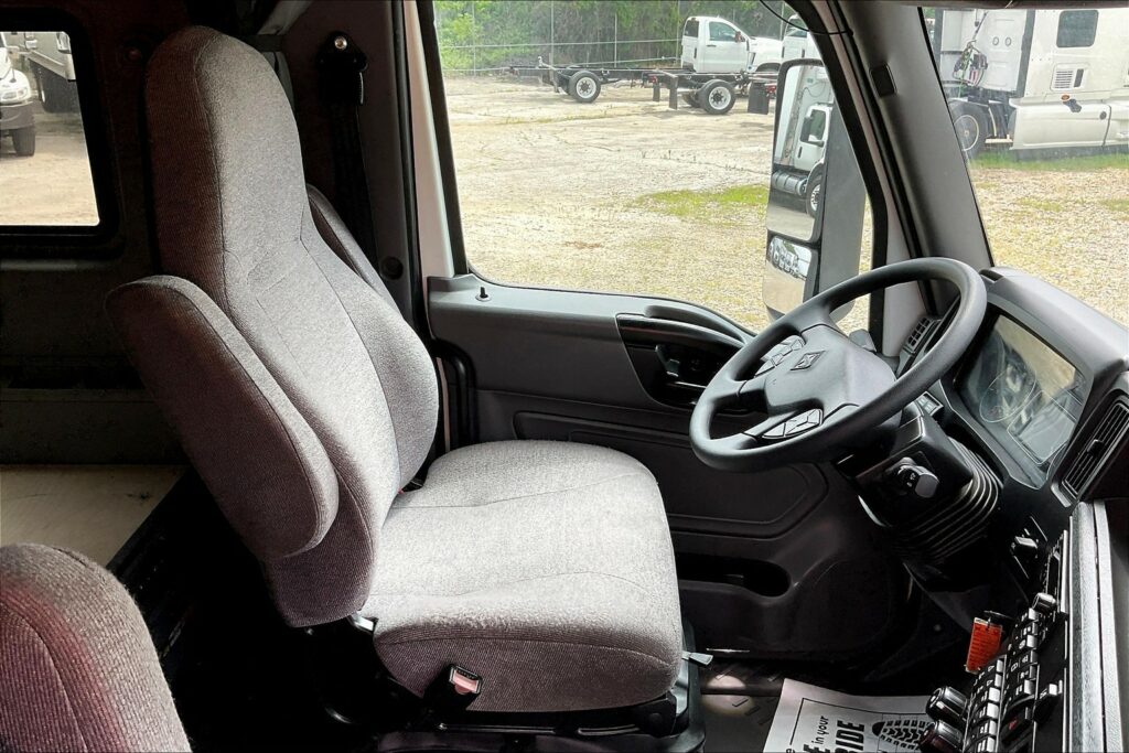 2022 CUM LT625 6×4 Sleeper