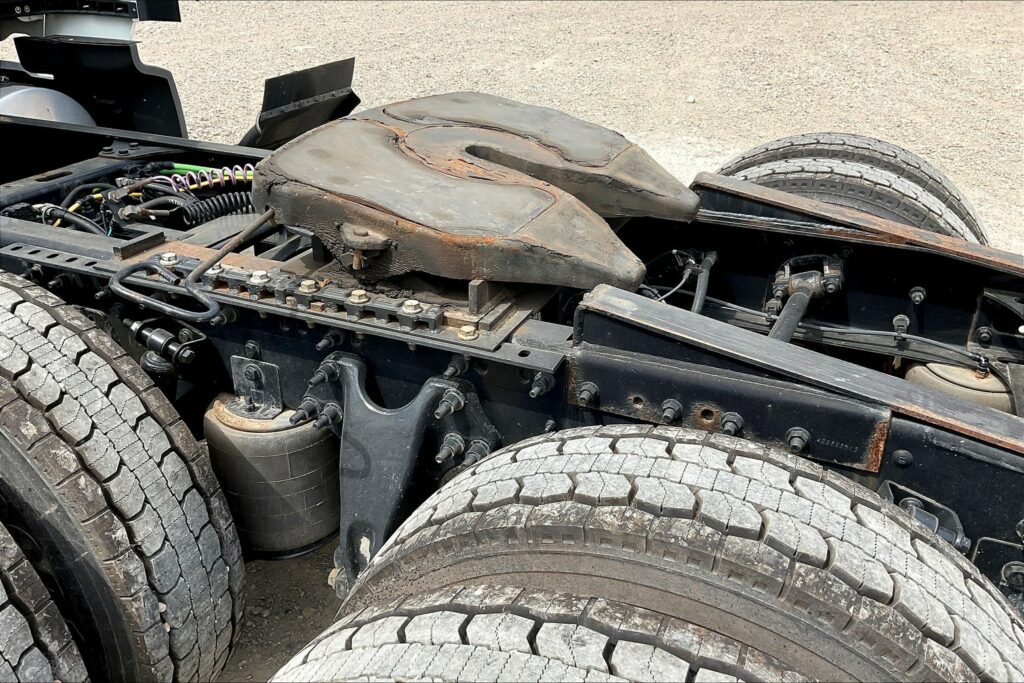 2022 CUM LT625 6×4 Sleeper