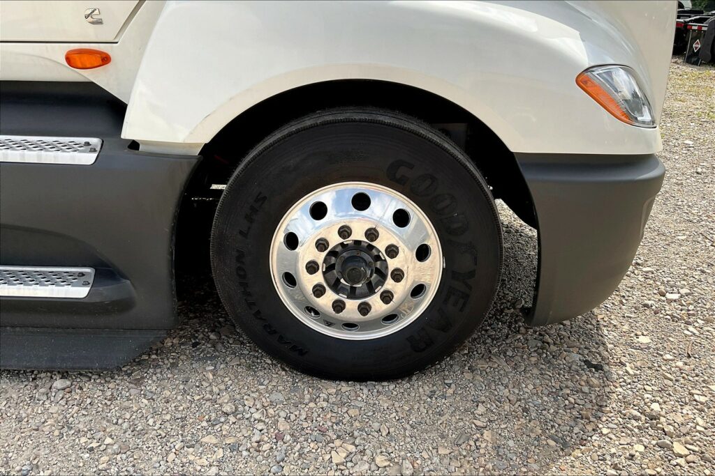 2022 CUM LT625 6×4 Sleeper