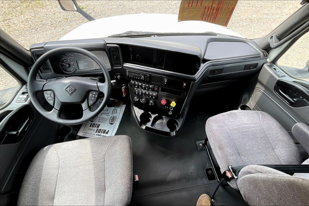 2022 CUM LT625 6×4 Sleeper