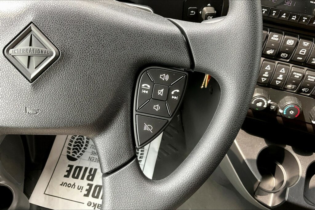 2022 CUM LT625 6×4 Sleeper