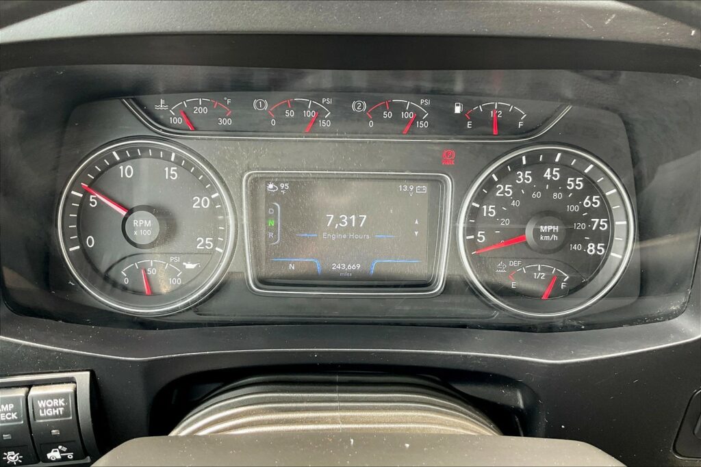 2022 CUM LT625 6×4 Sleeper