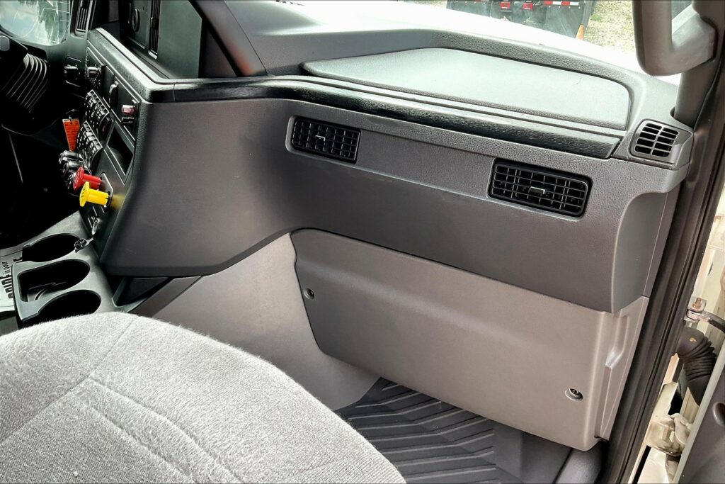 2022 CUM LT625 6×4 Sleeper