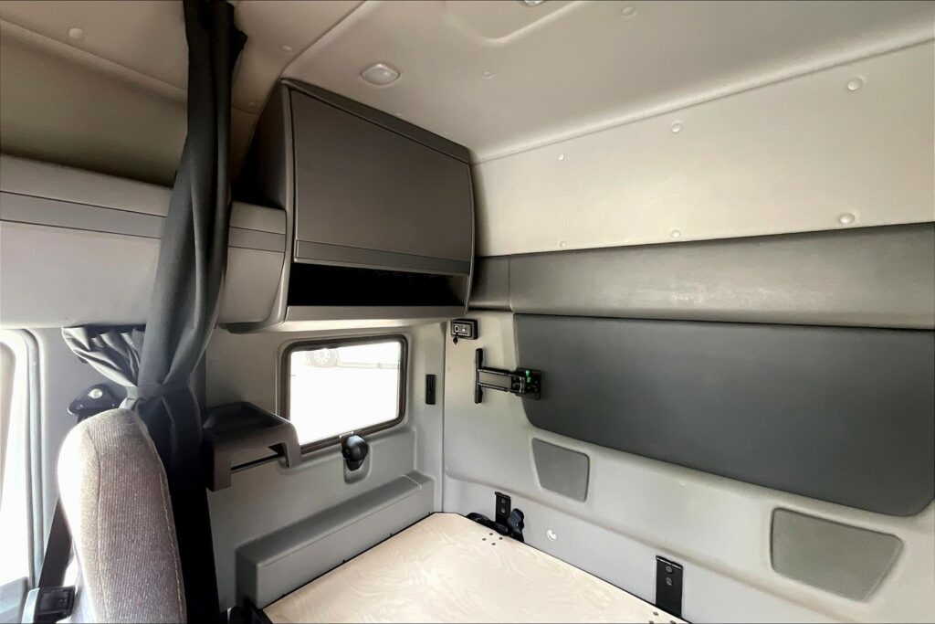 2022 CUM LT625 6×4 Sleeper