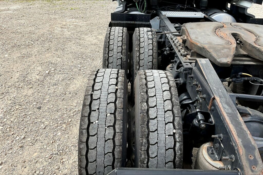 2022 CUM LT625 6×4 Sleeper