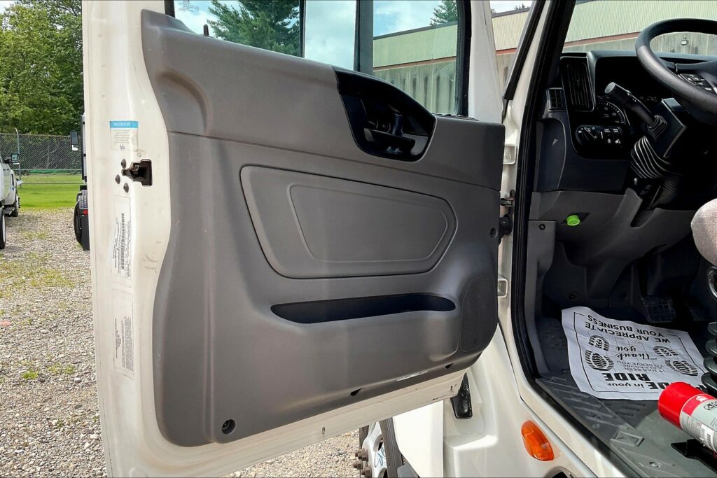 2022 CUM LT625 6×4 Sleeper